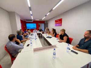 Momento de la reunión entre Marí Bosó y Jerez, del PP, y Cámara de Comercio y afectados por el deslinde de Costas.