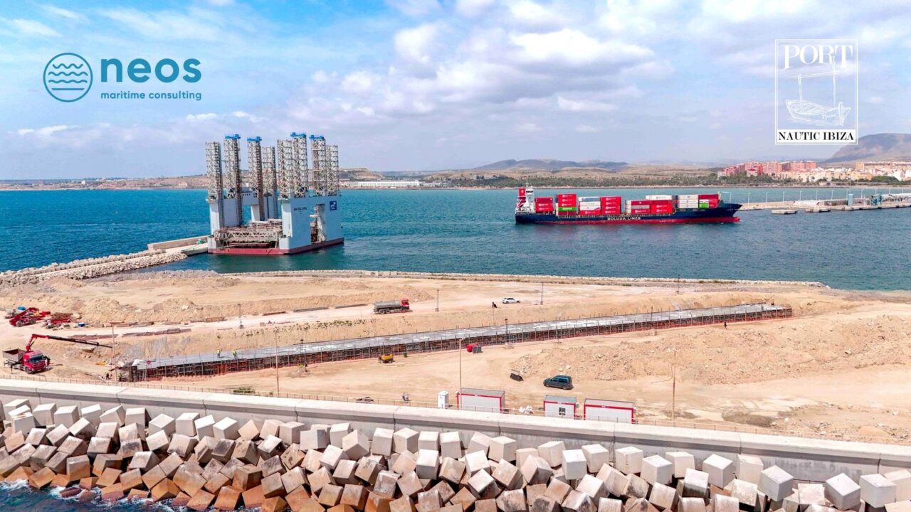 El dique flotante en el puerto de Alicante. 