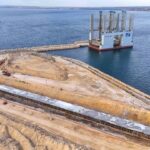 El dique flotante en el puerto de Alicante.