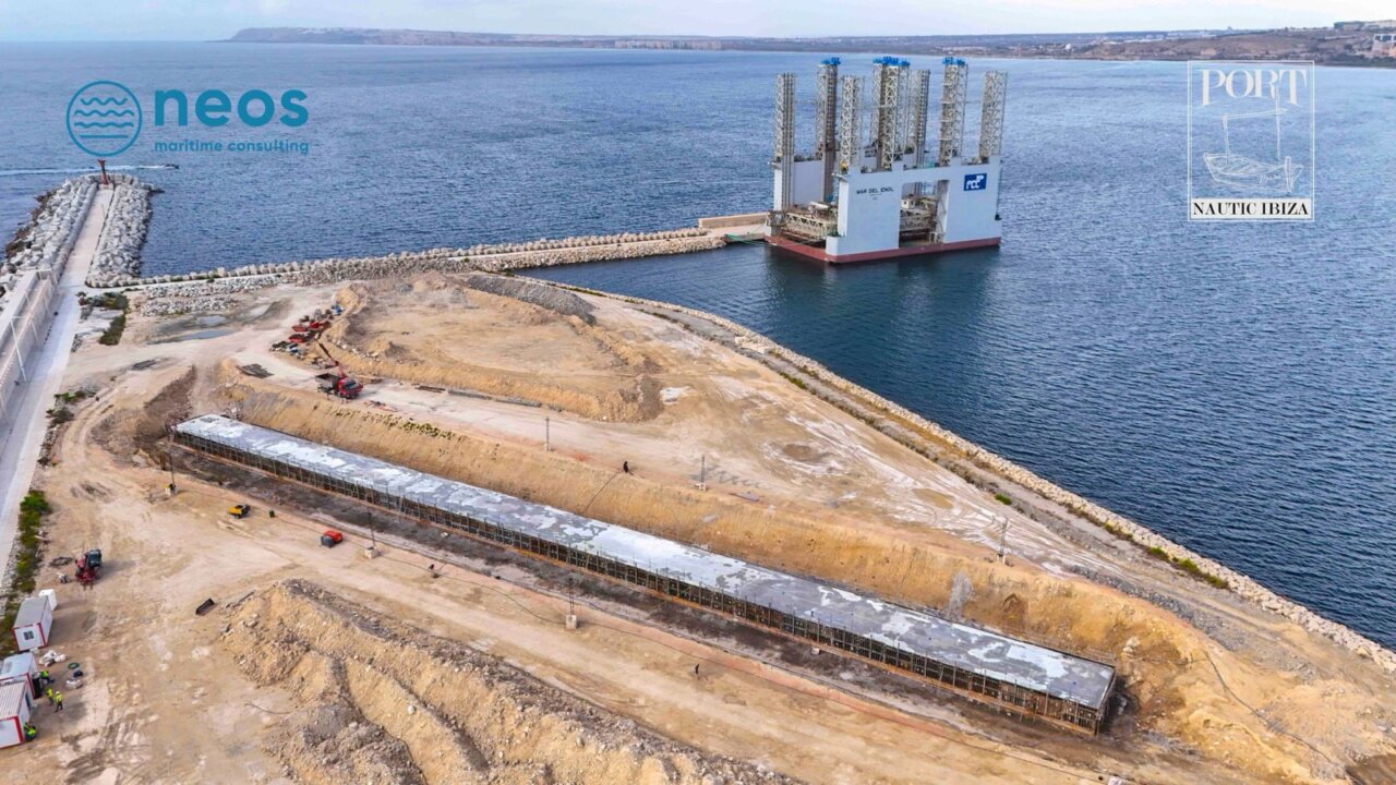 El dique flotante en el puerto de Alicante.