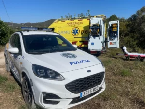 Polic&iacute;a local de Sant Joan interviene para ayudar a un anciano desorientado.