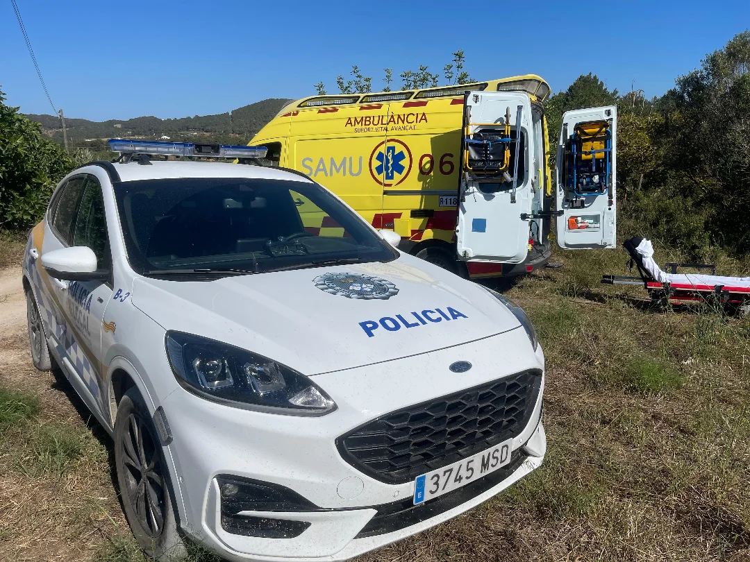 Policía local de Sant Joan interviene para ayudar a un anciano desorientado.