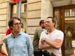 El secretario general de la Federaci&oacute;n de Servicios de UGT, Jos&eacute; Garcia Relucio (d), y el portavoz del PSIB en el Parlament, Iago Negueruela. - EUROPA PRESS