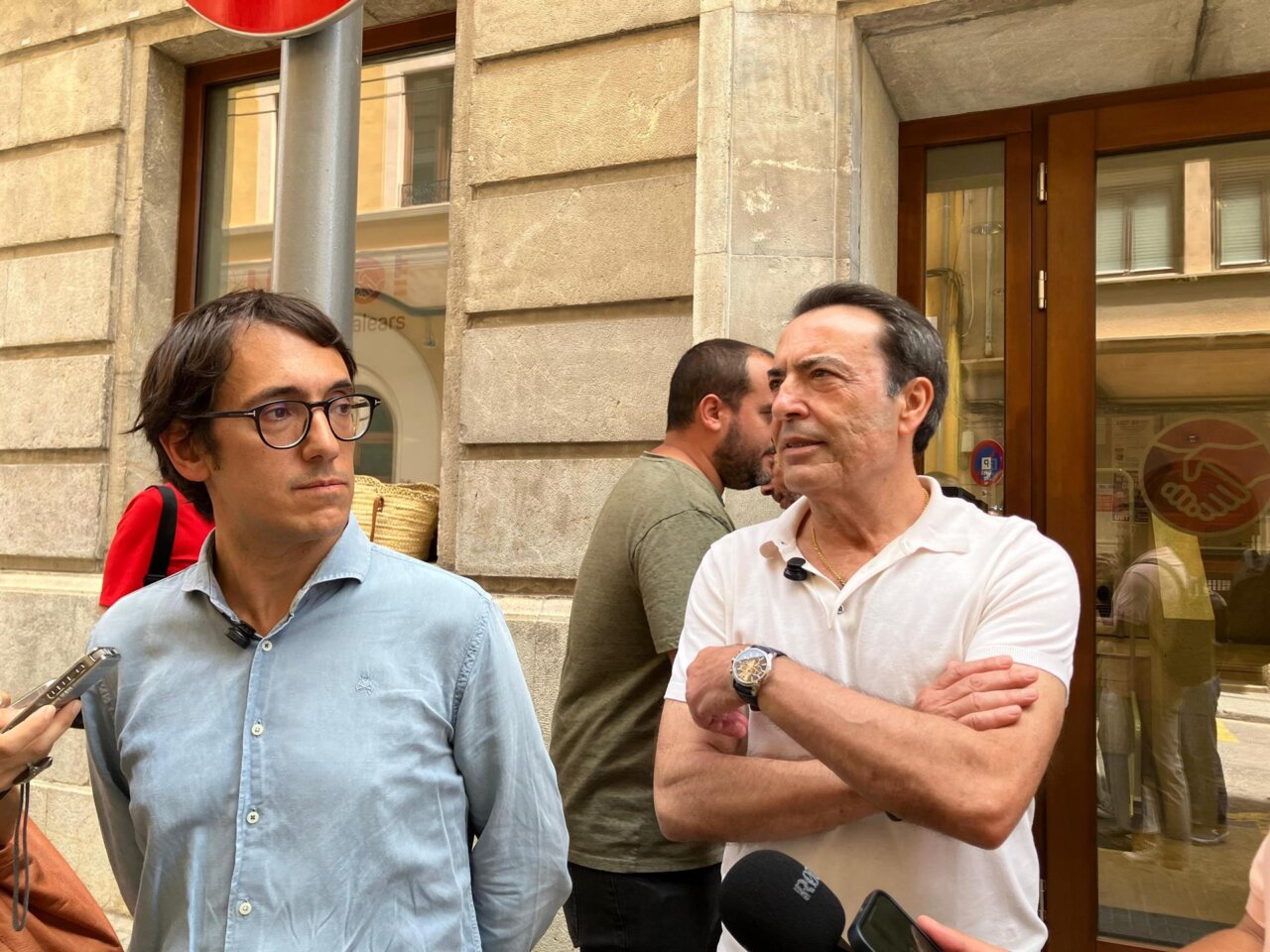 El secretario general de la Federación de Servicios de UGT, José Garcia Relucio (d), y el portavoz del PSIB en el Parlament, Iago Negueruela. - EUROPA PRESS