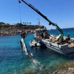 El Ayuntamiento de Sant Josep retira los restos de una embarcación varada en Cala Corral