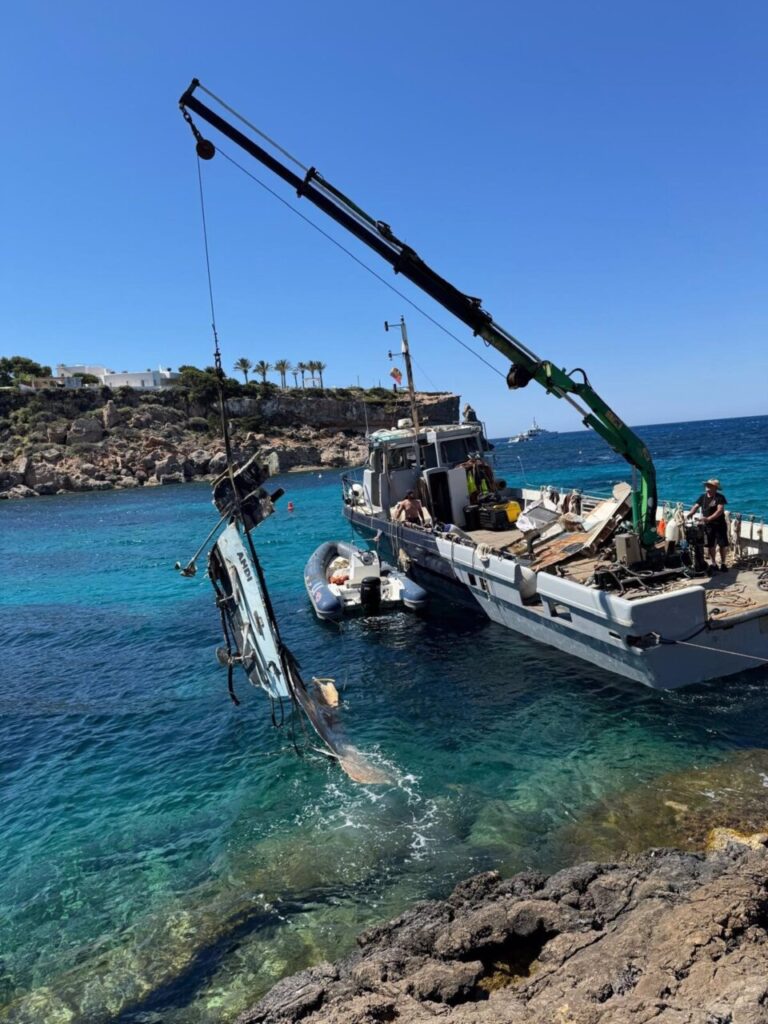 El Ayuntamiento de Sant Josep retira los restos de una embarcación varada en Cala Corral