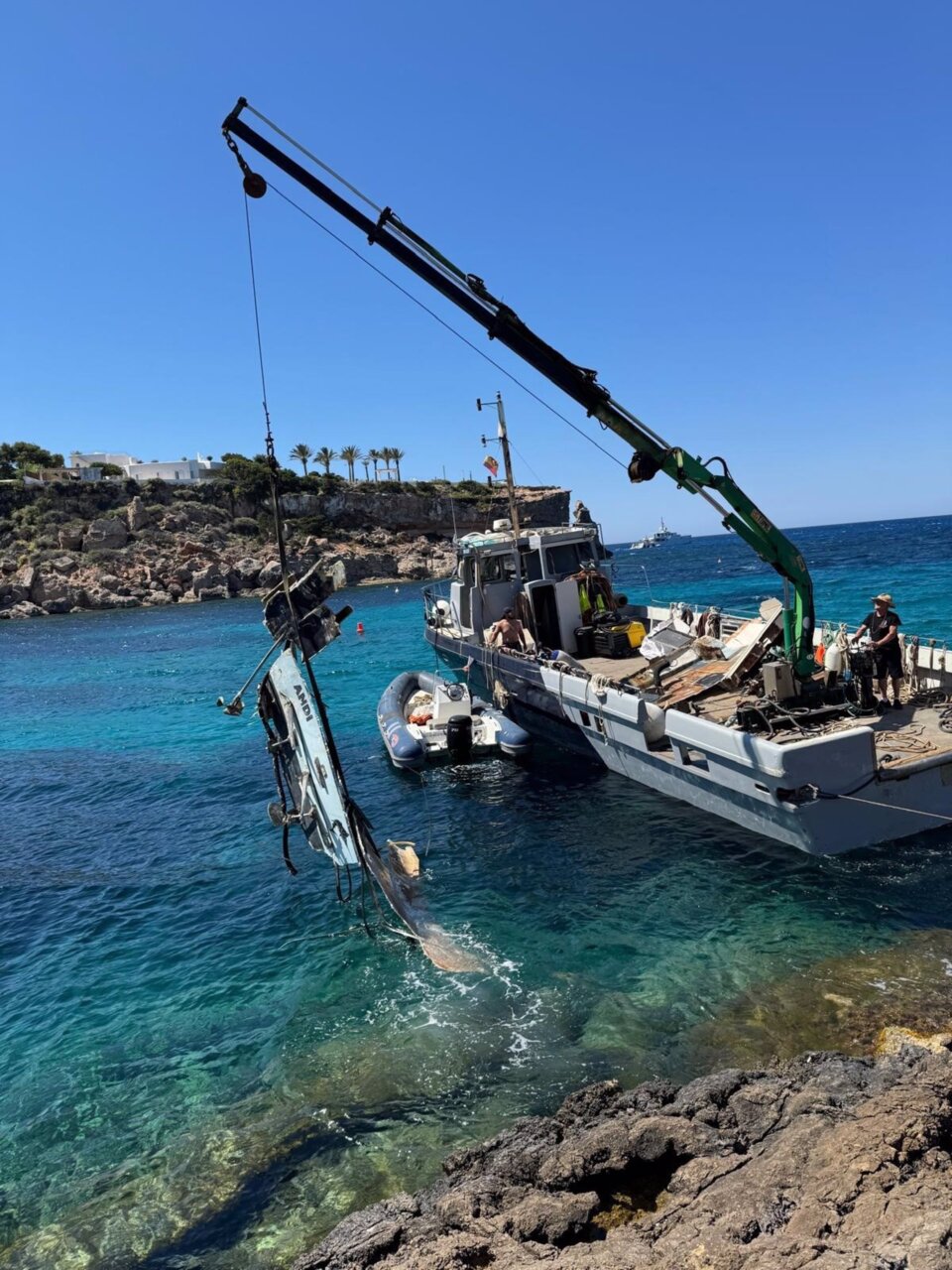 El Ayuntamiento de Sant Josep retira los restos de una embarcación varada en Cala Corral