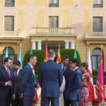 El presidente del Gobierno, Pedro Sánchez (i) y el Rey Felipe VI (c), tras la foto de familia de las autoridades asistentes a la XXVIII Conferencia de Presidentes, en Palau de Pedralbes de Barcelona