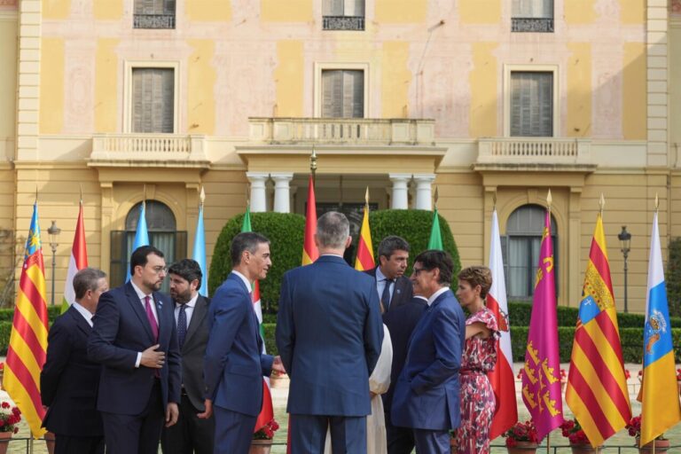 El presidente del Gobierno, Pedro Sánchez (i) y el Rey Felipe VI (c), tras la foto de familia de las autoridades asistentes a la XXVIII Conferencia de Presidentes, en Palau de Pedralbes de Barcelona