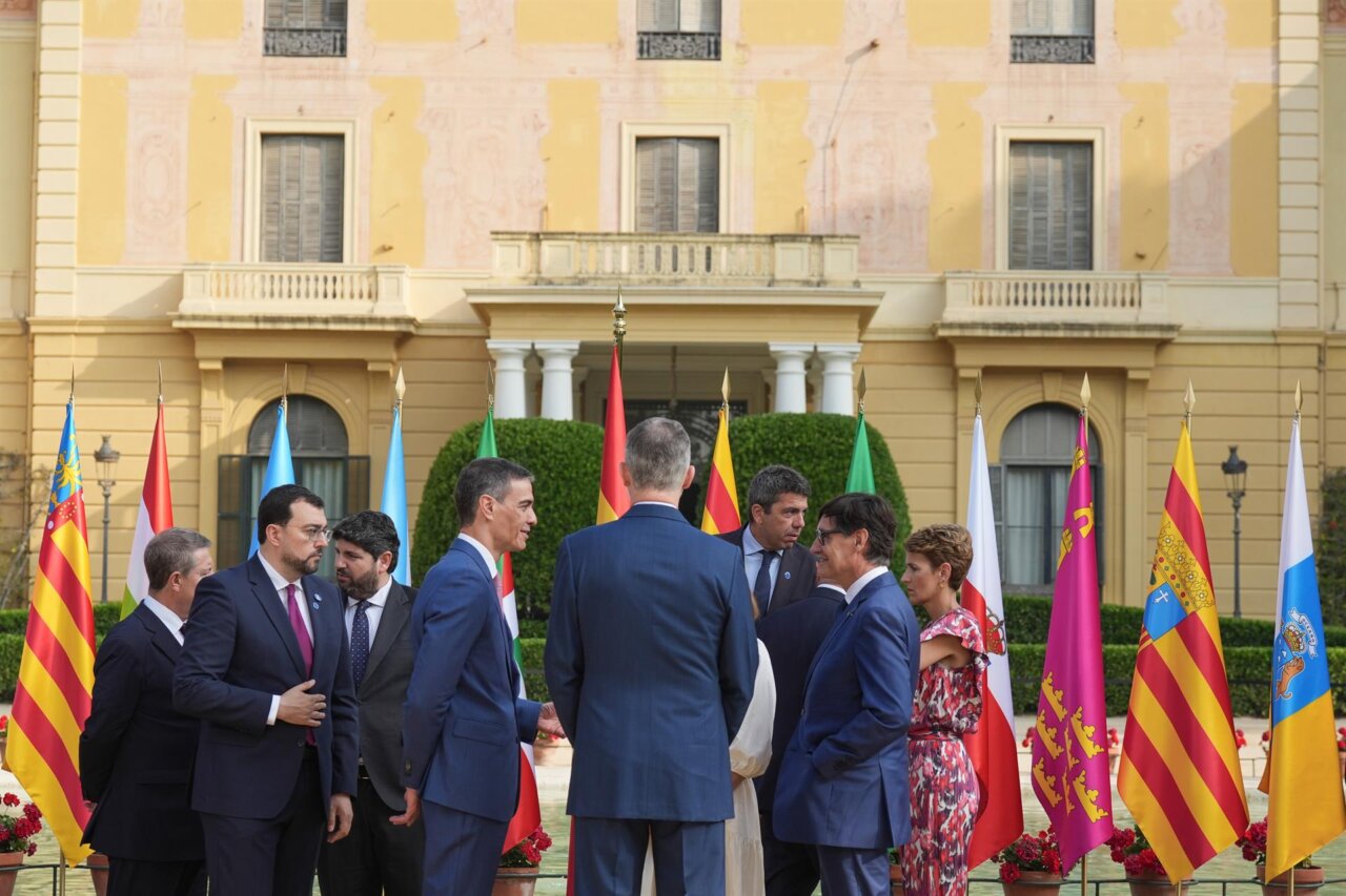 El presidente del Gobierno, Pedro Sánchez (i) y el Rey Felipe VI (c), tras la foto de familia de las autoridades asistentes a la XXVIII Conferencia de Presidentes, en Palau de Pedralbes de Barcelona