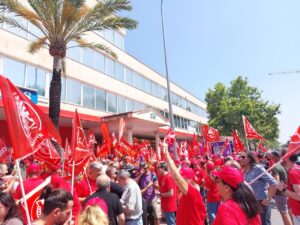 M&aacute;s de 300 personas reclaman subida salarial 