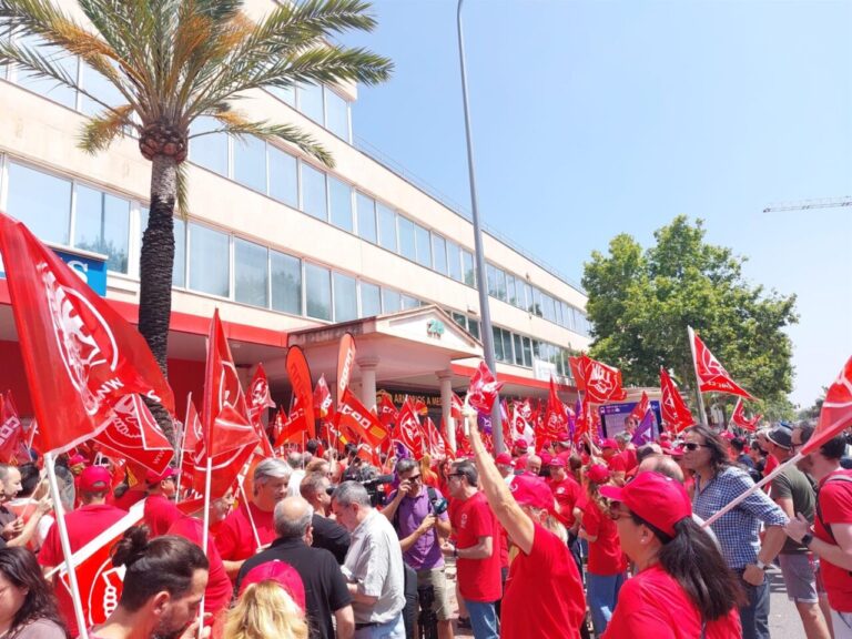 Más de 300 personas reclaman subida salarial 