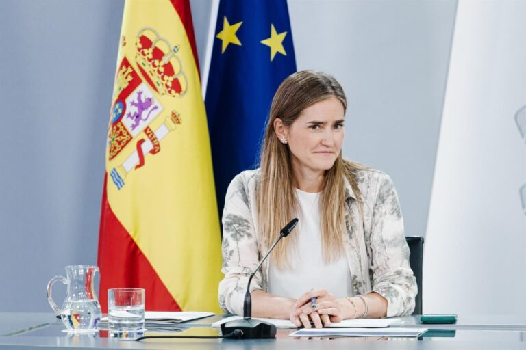 La vicepresidenta tercera y ministra para la Transición Ecológica y el Reto Demográfico, Sara Aagesen, durante una rueda de prensa tras el Consejo de Ministros, en el Palacio de la Moncloa, a 17 de junio de 2025, en Madrid (España).