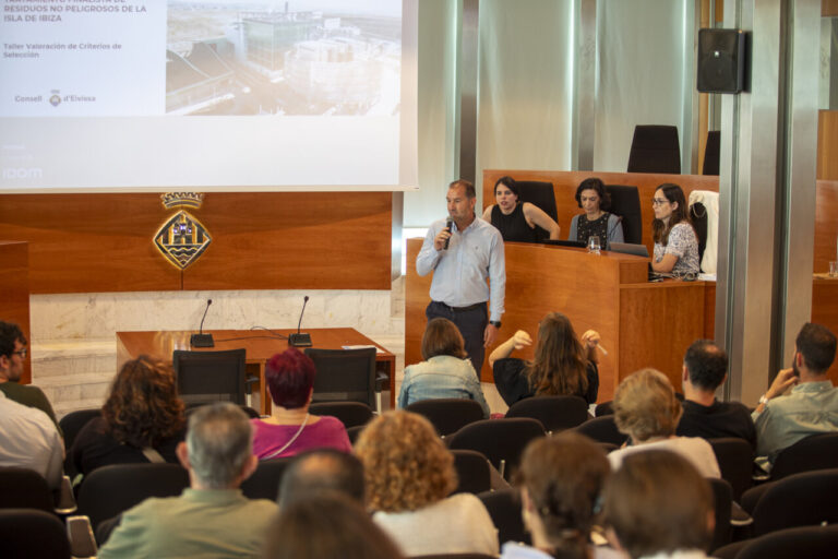 El conseller Ignacio Andrés durante un taller del proceso participativo de gestión de residuos.