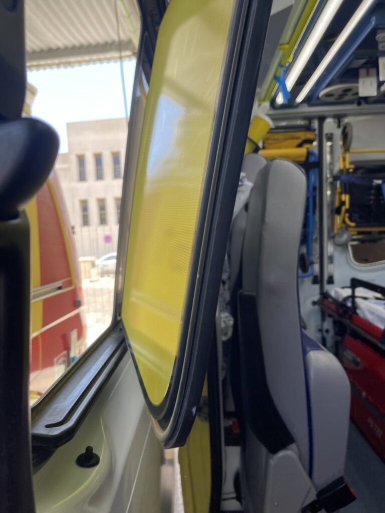 Ventanilla de la ambulancia rota. - USAE
