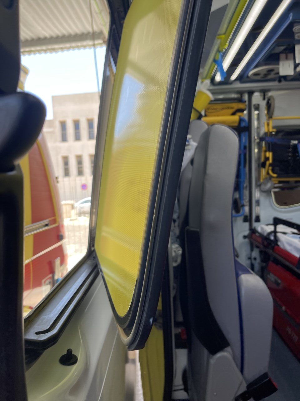 Ventanilla de la ambulancia rota. - USAE