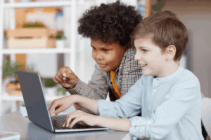 infantes jugando en la computadora (Foto Archivo)