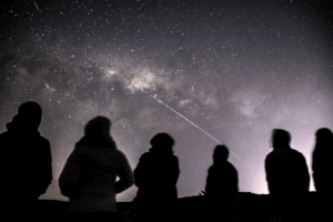 personas viendo el cielo (Foto Archivo)