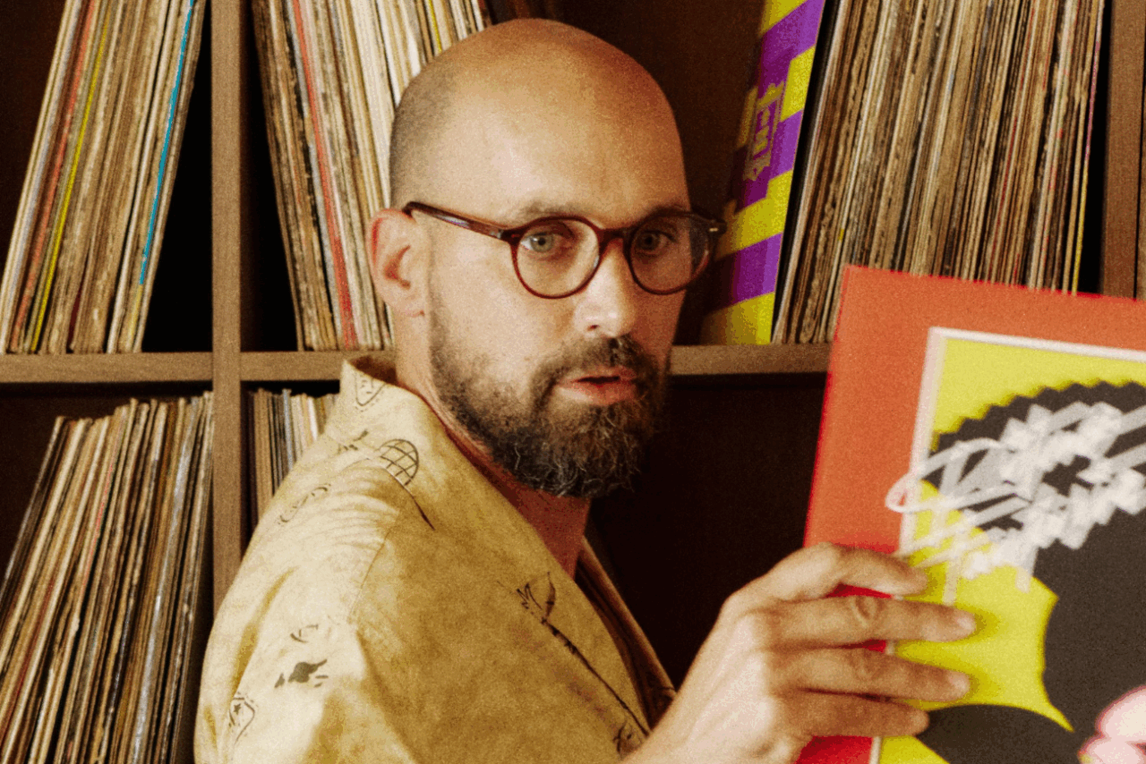 Jaime Fiorito seleccionando discos