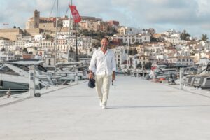 Alberto Pedraza, el pasado jueves, paseando en el dique flotante de Port Nautic Ibiza.
