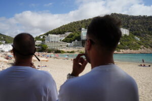Agentes de la Policía Local de Santa Eulària contra la venta ambulante ilegal en las playas del municipio.