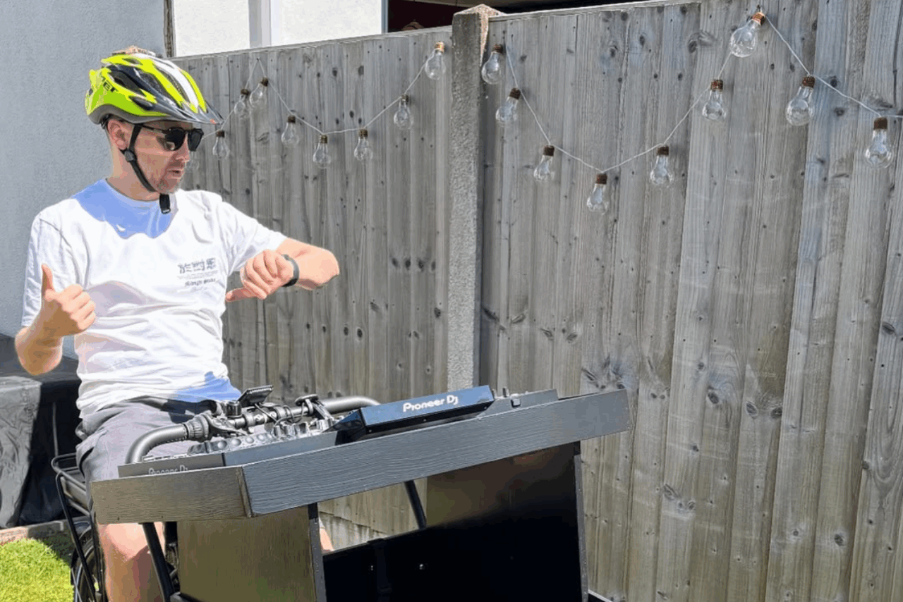 Andy Gulch montando su bicicleta y pinchando (1)