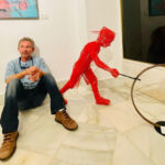 Ángel Zabala junto a una de sus obras en tela de gallinero. Archivo