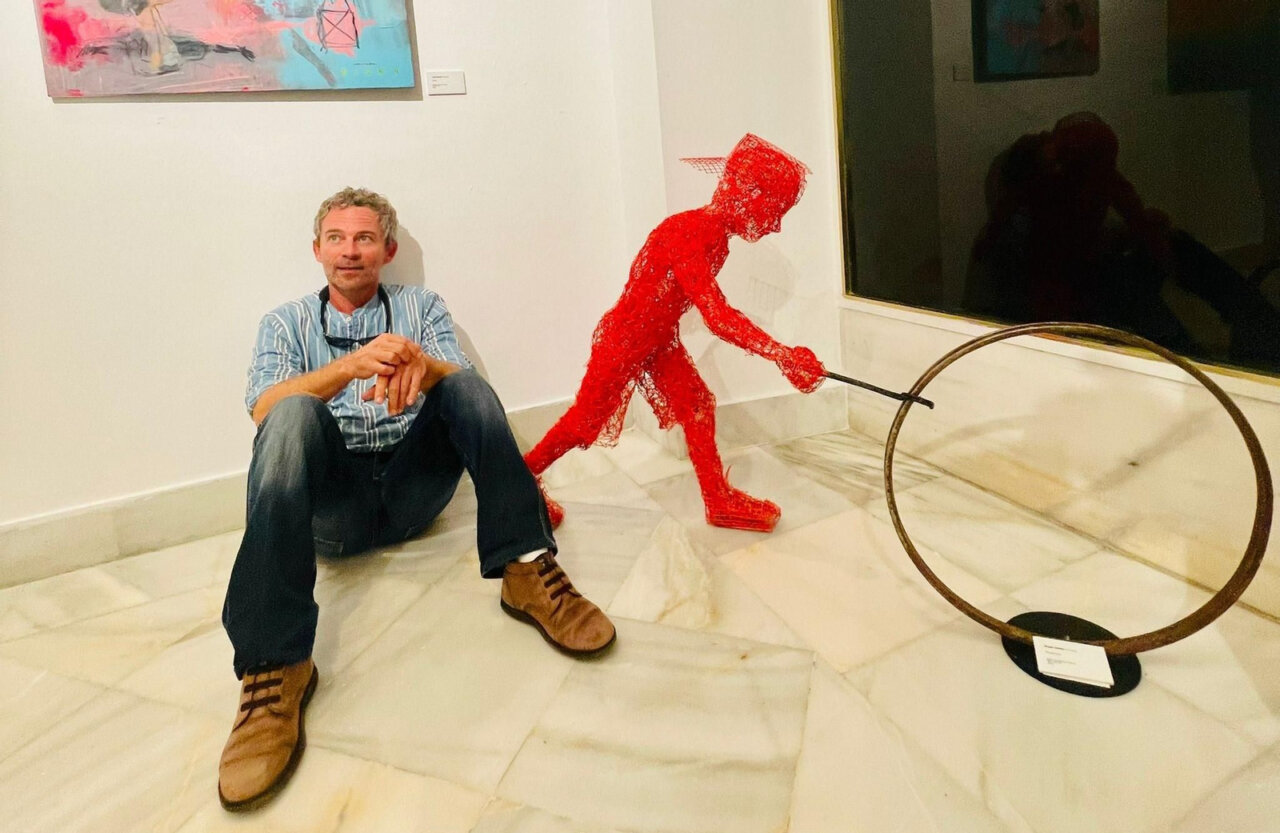 Ángel Zabala junto a una de sus obras en tela de gallinero. Archivo