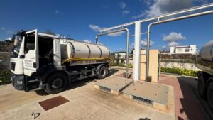 Camión en la desaladora de Santa Eularia.