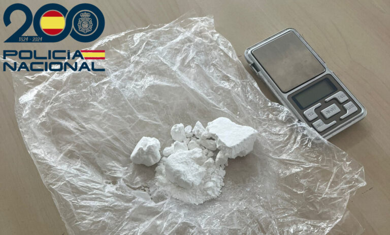 Cocaína y una balanza incautadas.