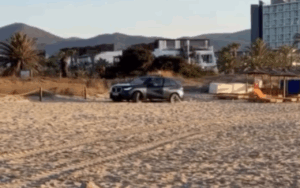 Coche atascado en Playa d'en Bossa