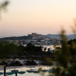 Atardeceres, sushi y cócteles: la nueva experiencia de lujo en lo alto de Ibiza