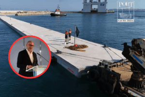 Dique flotante. A la izquierda, Ravilla.