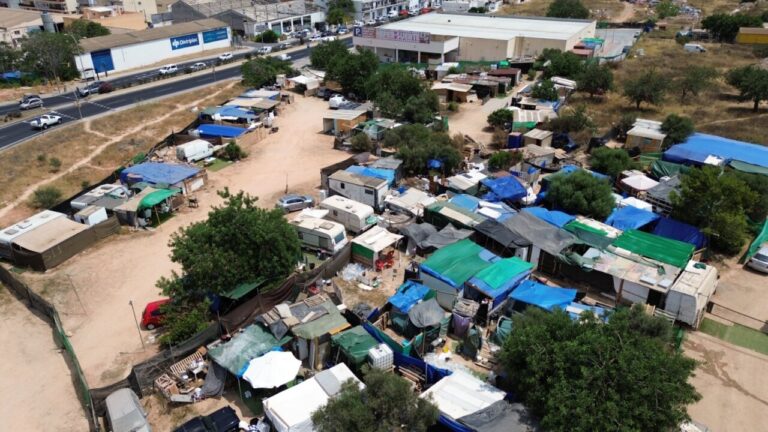 El Ayuntamiento de Santa Eulària des Riu procederá al desalojo y desmantelamiento de Can Rova 2 el próximo 15 de julio, pero los habitantes buscan ganar tiempo.