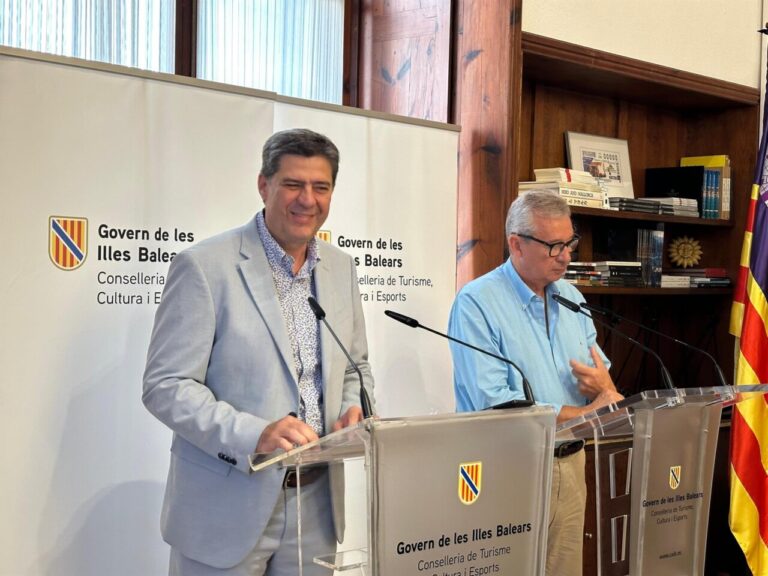 El conseller de Turismo, Cultura y Deporte, Jaume Bauzà, y el director general de Turismo, Josep Aloy, en rueda de prensa.