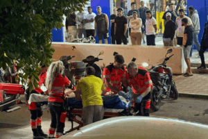 El joven accidentado a las afuera del hospital. Archivo