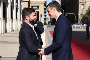 El presidente del Gobierno, Pedro Sánchez (d), y el presidente de la República de Chile, Gabriel Boric (i), en el Palacio de la Moneda.