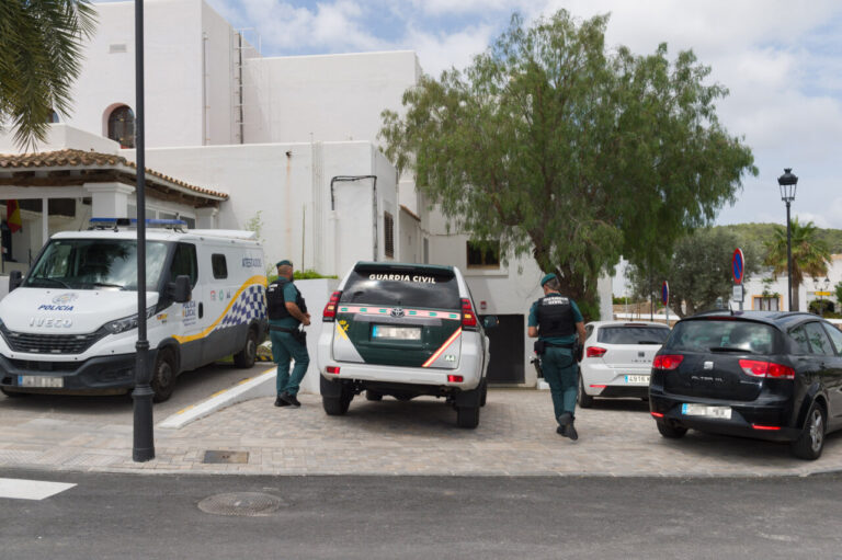 EuropaPress 5271988 varios coches guardia civil frente fachada ayuntamiento sant josep 13 junio