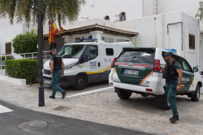 EuropaPress 5271990 varios coches guardia civil frente fachada ayuntamiento sant josep 13 junio