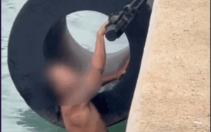 Hombre en el puerto de Ibiza.