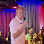 El chef Gordon Ramsay dirige una palabras a los invitados a la inauguración de Hell´s Kitchen Ibiza. Foto: La Voz de Ibiza
