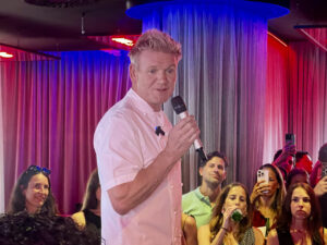 El chef Gordon Ramsay dirige una palabras a los invitados a la inauguración de Hell´s Kitchen Ibiza. Foto: La Voz de Ibiza