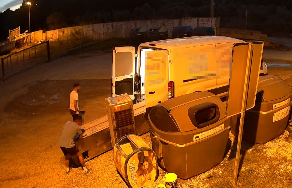 Infracción al tirar la basura, en Sant Antoni.