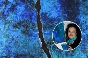 La artista Josefina Torres y figuras de su exposición