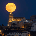 Luna de ciervo sobre el campanario de la Catedral de Ibiza. Archivo FB IBIZA Fiestas