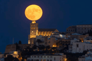 Luna de ciervo sobre el campanario de la Catedral de Ibiza. Archivo FB IBIZA Fiestas