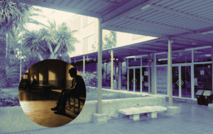 Niño sufre acoso escolar. De fondo, el IES Isidoro Macabich (Imágenes IA y Facebook)