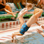 Niños saltando a la piscina en Bam Bu Ku. Archivo