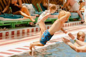 Niños saltando a la piscina en Bam Bu Ku. Archivo