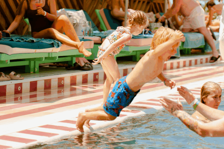 Niños saltando a la piscina en Bam Bu Ku. Archivo